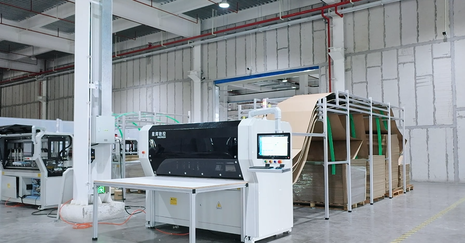 Η Excitech λανσάρει τη μηχανή χαρτοκιβωτίων υψηλής ταχύτητας για τη βιομηχανία συσκευασίας σανίδων εργοστασίου επίπλων.