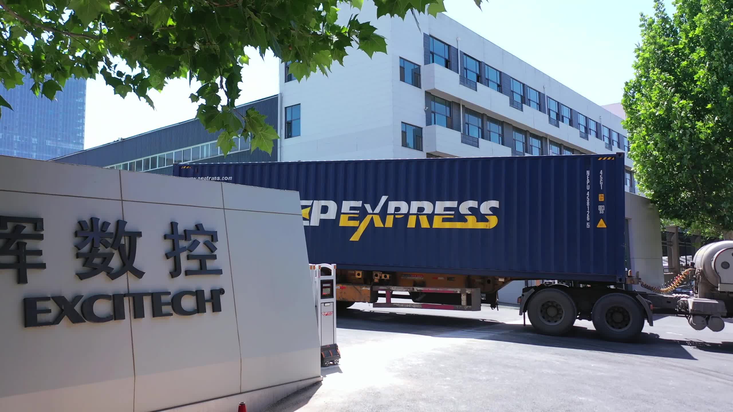 Το εργοστάσιο της Excitech στέλνει τις παραγγελίες των πελατών. Παραδώστε τα αγαθά με ασφάλεια στο εργοστάσιο του πελάτη